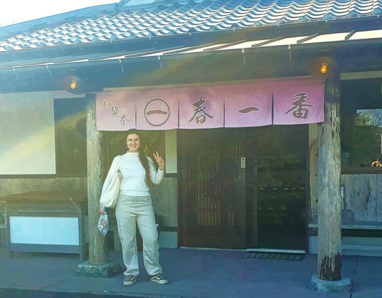 Lucie devant la boutique d'un producteur de thé de l'île de Kyushu, Japon